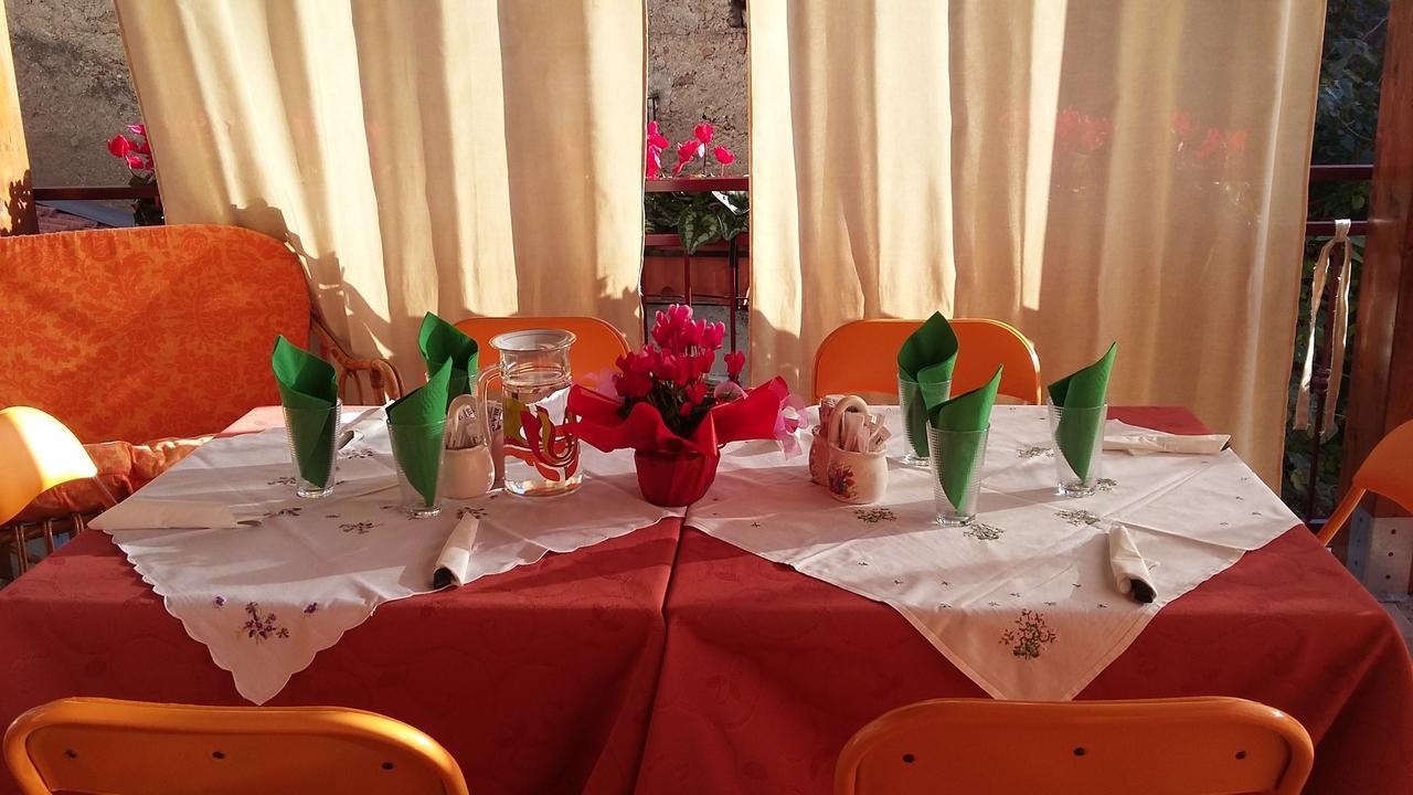 Montagne Rocciose Bed & Breakfast Frascineto Exterior photo